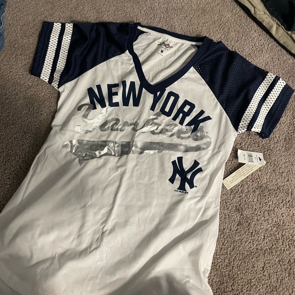 NWT women’s New York Yankees tee